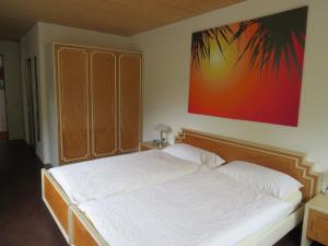 ein Schlafzimmer mit einem Bett und einem Wandgemälde in der Unterkunft Hotel Pizzo Vogorno in Vogorno
