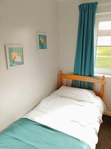 Кровать или кровати в номере 35 Gower Holiday Village with Seasonal Pool