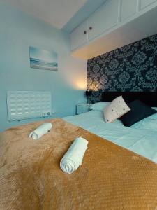 Кровать или кровати в номере 35 Gower Holiday Village with Seasonal Pool