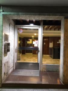una entrada a un edificio con dos puertas de cristal en Bonito departamento zona Guemes en Mar del Plata