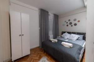 Un pat sau paturi într-o cameră la Gold apartman Vršac