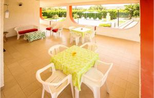 A seating area at 2 Bedroom Stunning Home In Siracusa