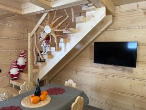 Televízia a/alebo spoločenská miestnosť v ubytovaní Apartament Jeleń Łoś Niedźwiedź
