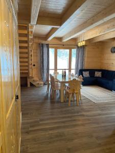 Posedenie v ubytovaní Apartament Jeleń Łoś Niedźwiedź