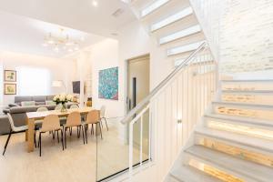 Zdjęcie z galerii obiektu Espectacular casa de 6 dormitorios, 7 banos y 2 terrazas w Sewilli
