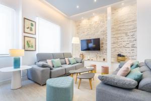 salon z dwiema kanapami i telewizorem w obiekcie Espectacular casa de 6 dormitorios, 7 banos y 2 terrazas w Sewilli