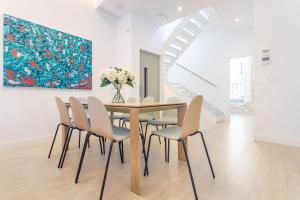 Zdjęcie z galerii obiektu Espectacular casa de 6 dormitorios, 7 banos y 2 terrazas w Sewilli