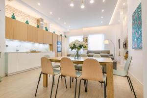 Kuchnia lub aneks kuchenny w obiekcie Espectacular casa de 6 dormitorios, 7 banos y 2 terrazas