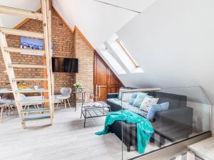 ein Wohnzimmer mit einem Glasaquarium in der Mitte in der Unterkunft Słoneczne Studio z widokiem na morze in Sopot + 14 Fotos