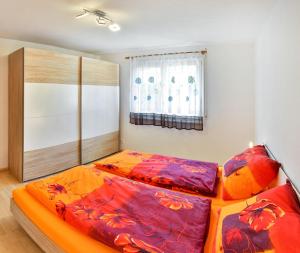1 dormitorio con 2 camas y armario en Firstberg Perle, en Triberg