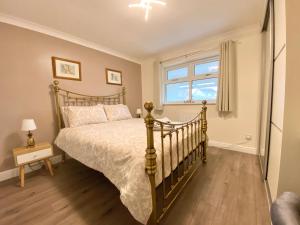 1 dormitorio con cama y ventana en Bijou Abode- Driffield - free private parking and secure cabin, en Great Driffield