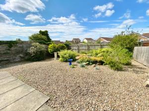 un jardín con plantas y una valla de madera en Bijou Abode- Driffield - free private parking and secure cabin, en Great Driffield