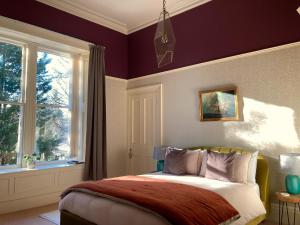 Schlafzimmer mit einem Bett und einem Fenster in der Unterkunft Heathpark House in Blairgowrie