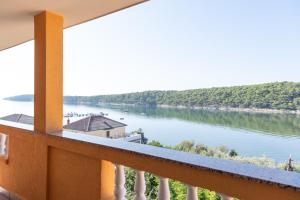 un balcon avec vue sur la rivière dans l'établissement MERI, à Rab