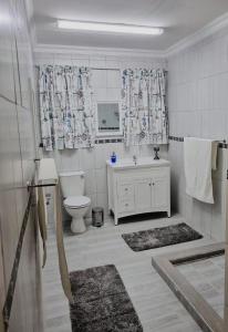 y baño con aseo y lavamanos. en The Noble Dew Guest House, en Newcastle