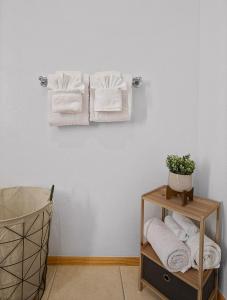 baño con toallas blancas colgadas en la pared en Couples Getaway - Sweet Retreat - European Village Best Location, en Palm Coast