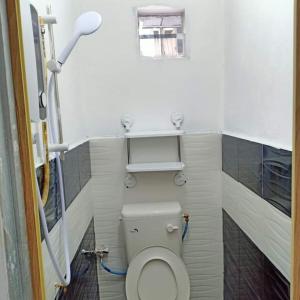 ein Badezimmer mit einem weißen WC in einer Kabine in der Unterkunft khairul homestay taman tengiri seberang jaya in Kampong Telok