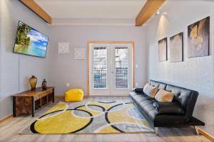 uma sala de estar com um sofá e uma mesa em Couples Getaway - Sweet Retreat - European Village Best Location em Palm Coast