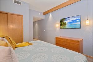 Ein Bett oder Betten in einem Zimmer der Unterkunft Couples Getaway - Sweet Retreat - European Village Best Location
