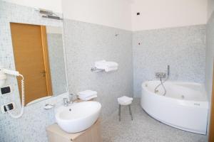 Koupelna v ubytování Hotel Paclà