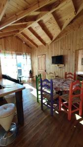 - une salle à manger avec une table et des chaises dans une cabine dans l'établissement Casa Atardecer Vichuquén, à Vichuquén