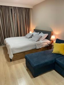 מיטה או מיטות בחדר ב-M25 Bakuriani