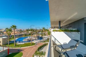 Bazén v ubytování Exclusive apartment in Flamenca Village with gym, sauna, 3 pools - 600 m from the beach nebo v jeho okolí