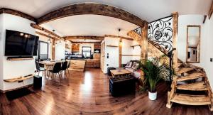 un soggiorno con un grande arco in una casa di Laura Resort - Luxury Chalets z jacuzzi a Szaflary