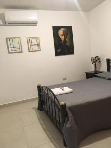 Postel nebo postele na pokoji v ubytování Suites Cervantes