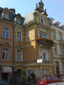 ein großes Backsteingebäude mit einem Schild darauf in der Unterkunft Hotel Elite Heidelberg in Heidelberg