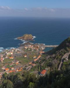 uma vista aérea de uma pequena ilha no oceano em Casa Azul - Ocean View em Porto Moniz