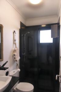 uma casa de banho com um WC, um lavatório e um chuveiro em Casa Azul - Ocean View em Porto Moniz