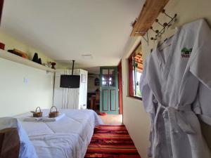 um quarto com uma cama e um quarto com uma janela em Estúdio Amor: refúgio à dois nas montanhas em Lavras Novas