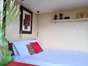 a white bed with two pillows in a room at Estúdio Amor: refúgio à dois nas montanhas in Lavras Novas +16 photos