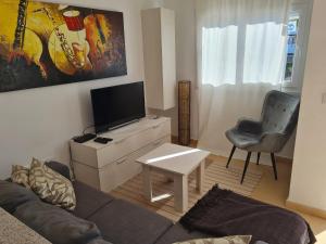 アルアマ・デ・ムルシアにあるCondado de Alhama N478のリビングルーム(ソファ、テレビ、椅子付)