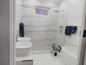Een badkamer bij Beautiful Villa - Scottburgh, Durban