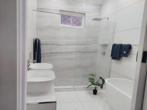 Ένα μπάνιο στο Beautiful Villa - Scottburgh, Durban +14 φωτογραφίες