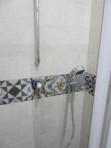 een douche met een slang in de badkamer bij La Maiolica Blu in Trapani