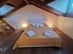 a bedroom with a large bed in a attic at Pandora Flat with Altana in Venice