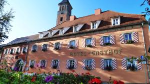 un edificio con una torre de reloj encima en Meister BÄR HOTEL Ostbayern en Floß