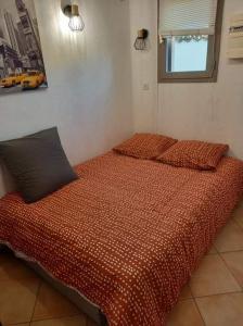 En eller flere senge i et værelse på Studio climatisé dans villa calme à 15km de Cannes