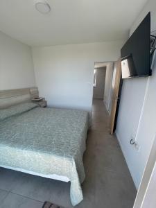 ein kleines Schlafzimmer mit einem Bett und einem kleinen Flur in der Unterkunft Departamento Parque in Paraná