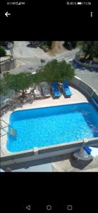 an overhead view of a swimming pool with lounge chairs at Bol Studio Gospojica in Bol