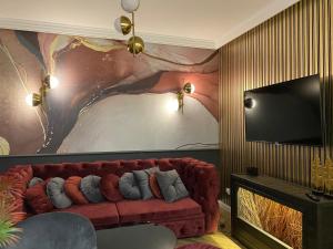 Un televizor și/sau centru de divertisment la Family & Business Sauna Apartments No15 Leśny nad Zalewem Cedzyna Unikat - 3 Bedroom with Private Sauna, Bath with Hydromassage, Terrace, Garage, Catering Options