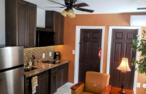 una cucina con lavello e frigorifero di Stylish Suite Tampa Minutes to Hard Rock Casino a Tampa