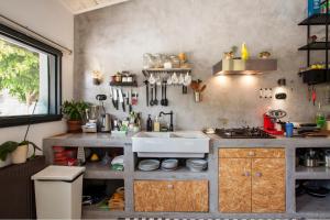 Nhà bếp/bếp nhỏ tại Karteros House 1300meters from the beach! +7 ảnh