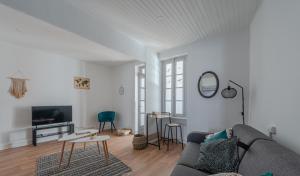 uma sala de estar com um sofá e uma mesa em Drissia&Othman Grande Casa em Carcassonne