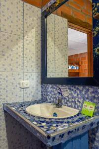 Hotel Luna Llena في ماركويتا: حمام مع حوض ومرآة