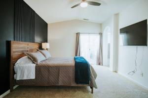 Cama ou camas em um quarto em Central Coziness - Steps from Chico's Hub