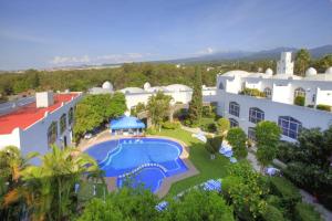 una vista aérea de un complejo con piscina en Villa Bejar Cuernavaca, en Cuernavaca